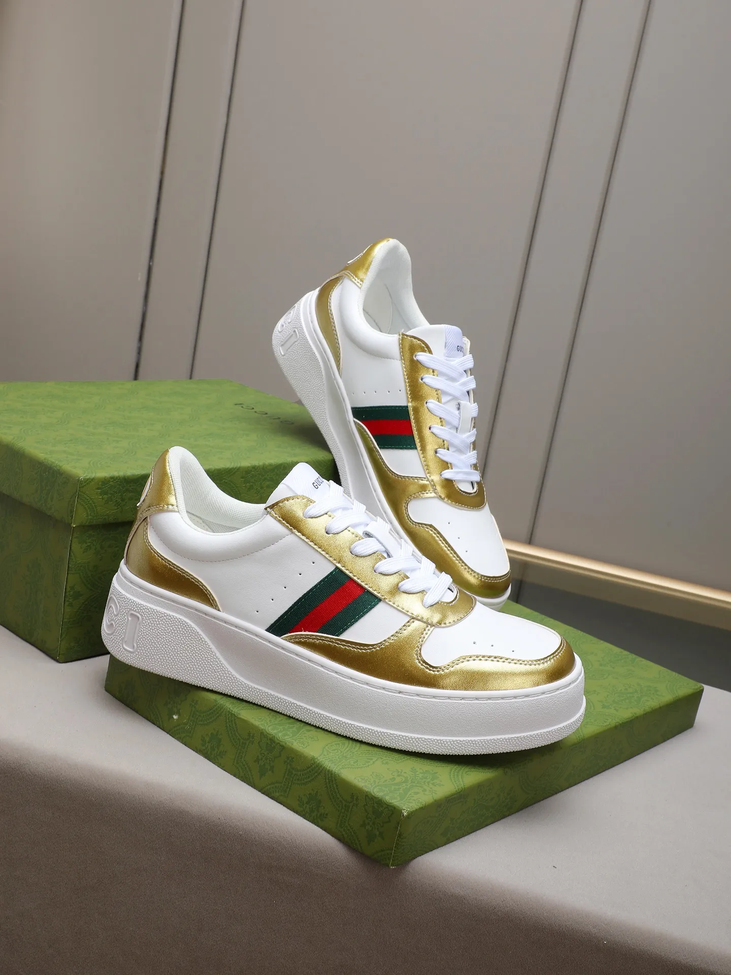 PP420 new men's shoes GUCCI fashion trend, made of first-layer calfskin➕breathable mesh lining! The foot feels super comfortable and the workmanship is impeccable. The original ultra-light outsole, size: 38-44 (45 customized), 5 colors to choose from!